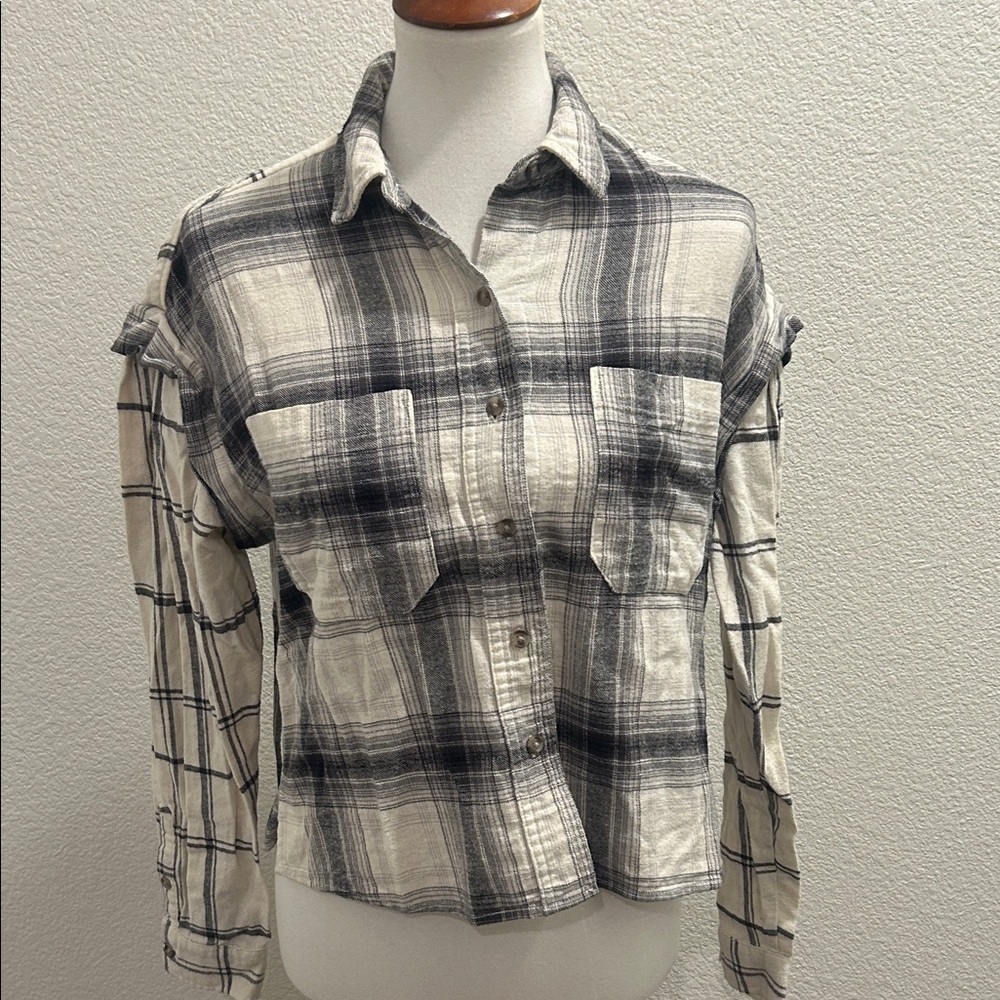 Universal Thread Flannel Cream and Black Plaid Shirt